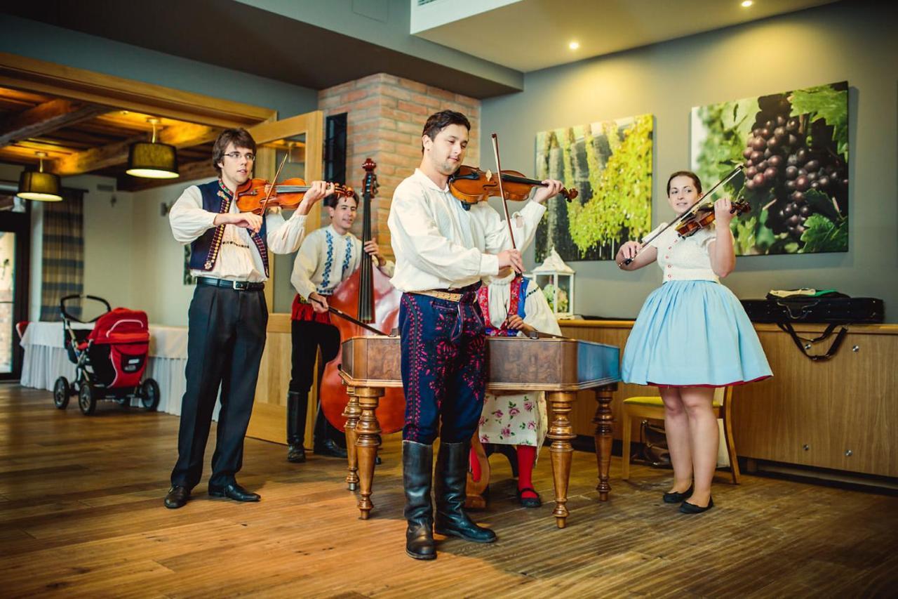 Hotel Lidovy Dum 브제네츠 외부 사진